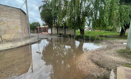 La gran acumulación de agua se da en la intersección de las calles Córdoba y Pasaje Rodríguez. La gran acumulación de agua se da en la intersección de las calles Córdoba y Pasaje Rodríguez.
