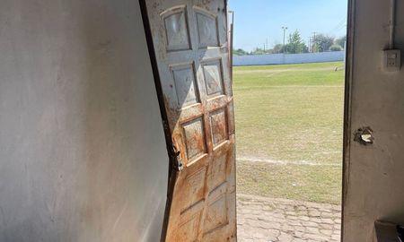 El arreglo de las tres puertas que rompieron cuesta más de un millón de pesos y tendremos que reponerlo con puertas usadas, contó con indignación el presidente de Los Canarios. El arreglo de las tres puertas que rompieron cuesta más de un millón de pesos y tendremos que reponerlo con puertas usadas, contó con indignación el presidente de Los Canarios.