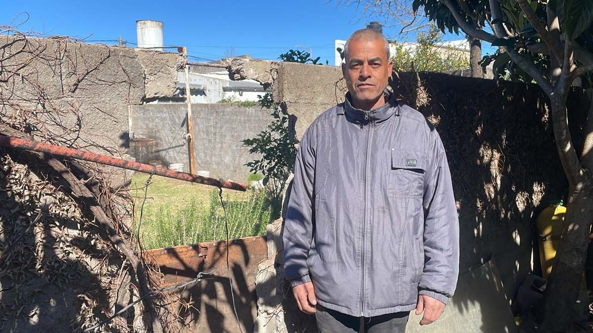Ariel rompió a mazazos una pared para poder sacar a una señora de su casa en el incendio de Totoras.