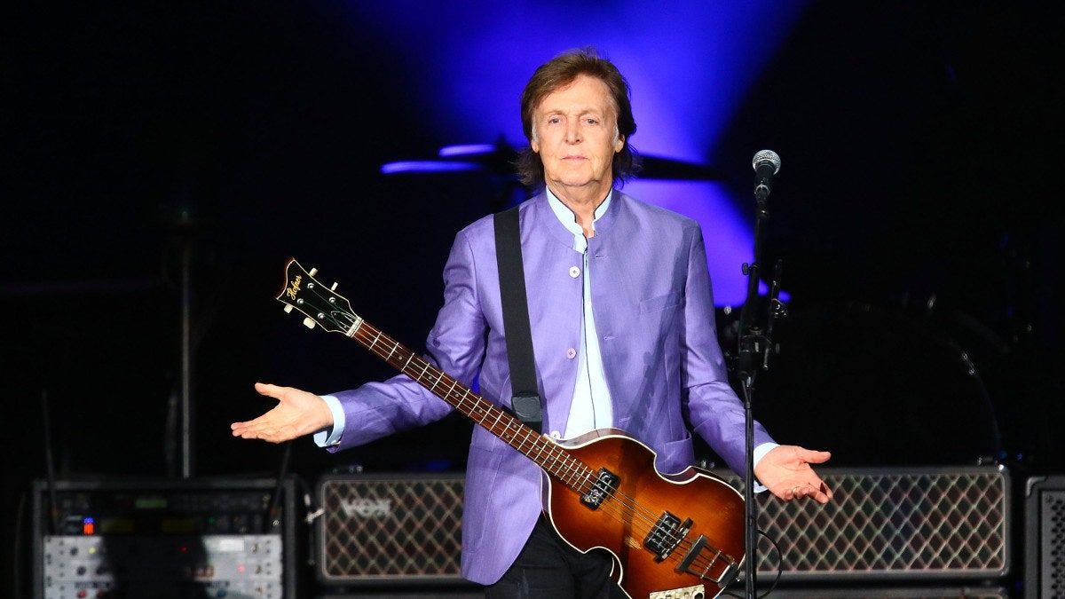 Paul McCartney tomó de Joan Sebastian Bach la inspiración para componer la melodía de Blackbird. La letra es un homenaje a la lucha por los derechos civiles de los afroamericanos en Estados Unidos