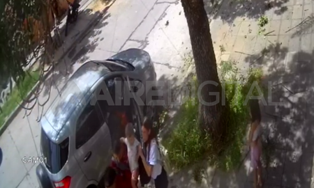 La familia bajaba de su vehículo cuando fue sorprendida por el delincuente. La familia bajaba de su vehículo cuando fue sorprendida por el delincuente.