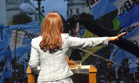 “Cristinano tiene derecho a decir que no”, sostienen un puñado de niños y niñas grandes consíndrome de Peter Pan que aseguran que el saco de la tele era color “verdeesperanza”. “Cristinano tiene derecho a decir que no”, sostienen un puñado de niños y niñas grandes consíndrome de Peter Pan que aseguran que el saco de la tele era color “verdeesperanza”.