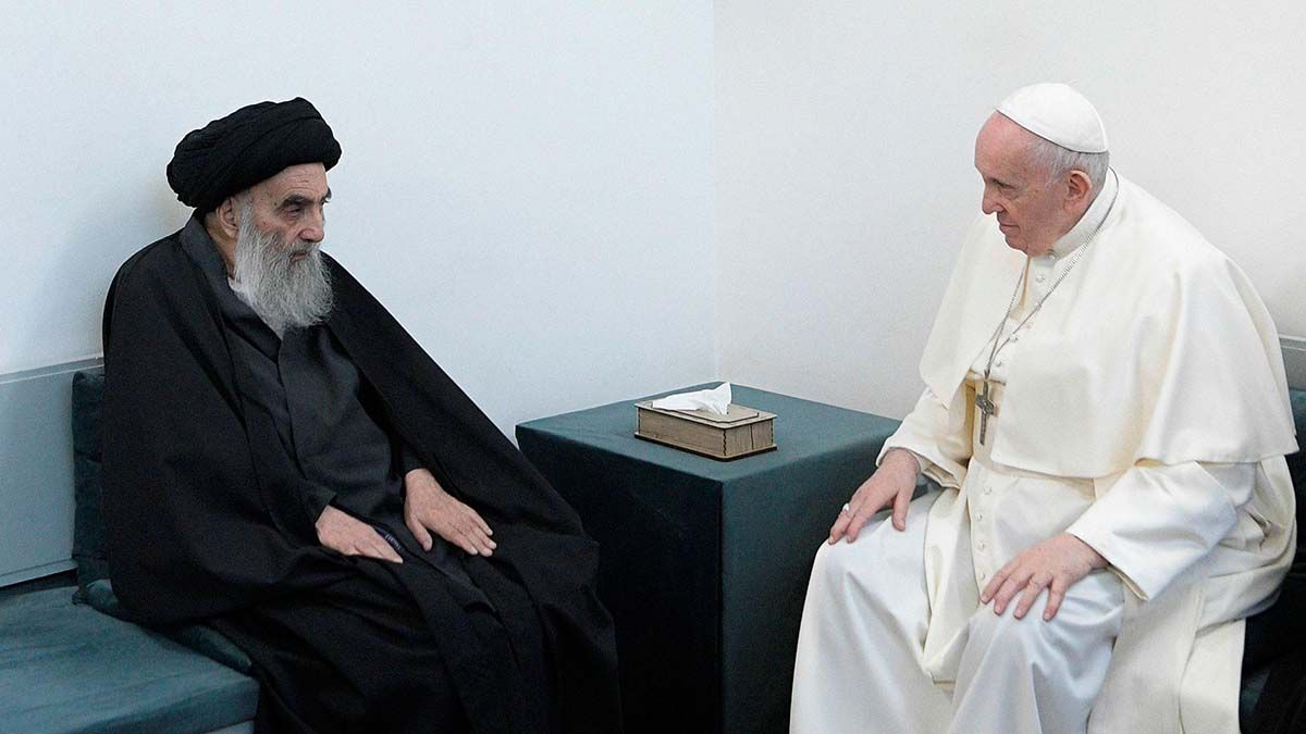 El Papa Francisco con el Gran Ayatolá Ali al-Sistani, el líder chiita laico, durante su viaje a Irak, a principios de marzo del 2021.