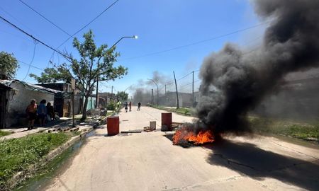 Corte de tránsito en barrio Santa Rosa de Lima por el choque de un patrullero a un adolescente Corte de tránsito en barrio Santa Rosa de Lima por el choque de un patrullero a un adolescente