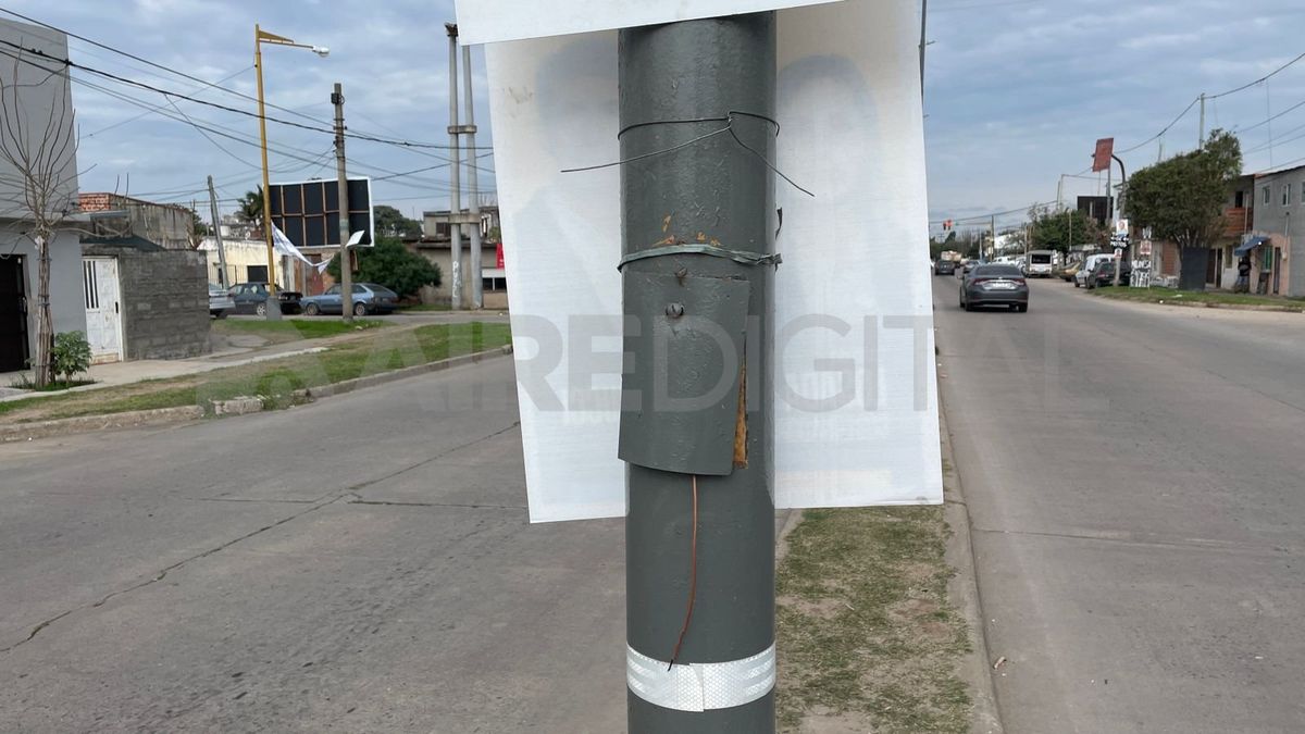 El delincuente logró abrir la tapa del poste de luz y sustraer los cables de su interior.