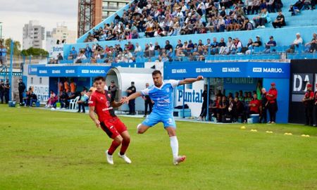 Angelini quiso tirar un centro y se coló por arriba de Giménez. Angelini quiso tirar un centro y se coló por arriba de Giménez.