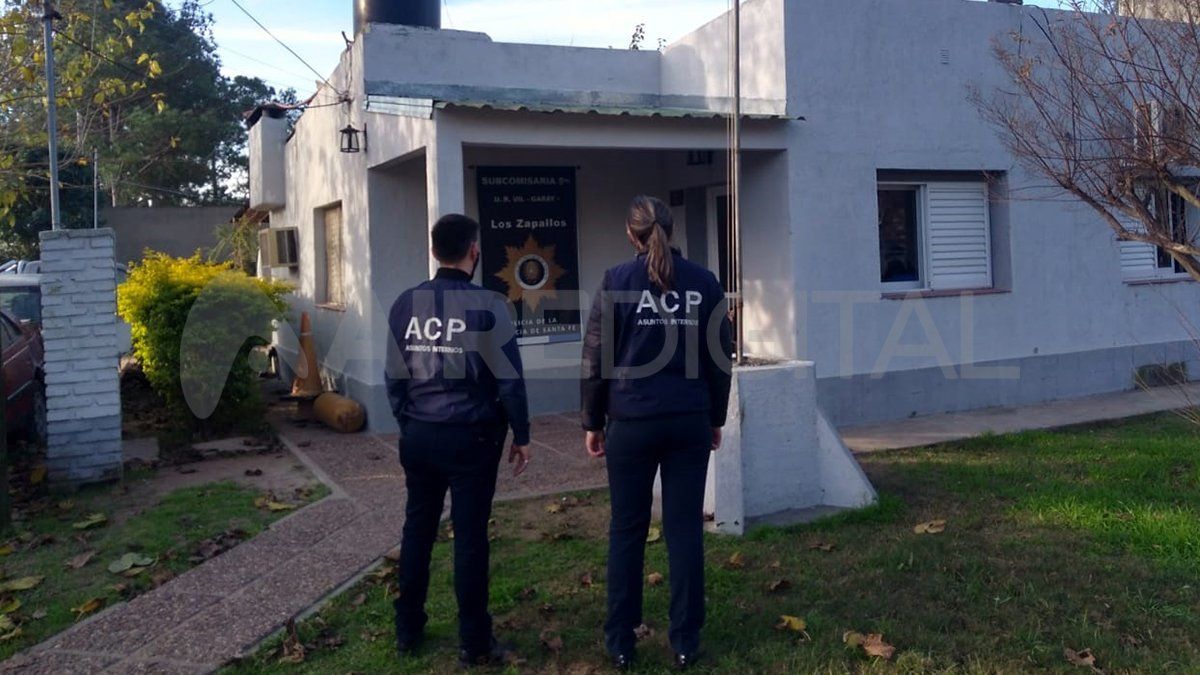 Los investigadores del área llegaron a la dependencia y procedieron a detener a los implicados. 