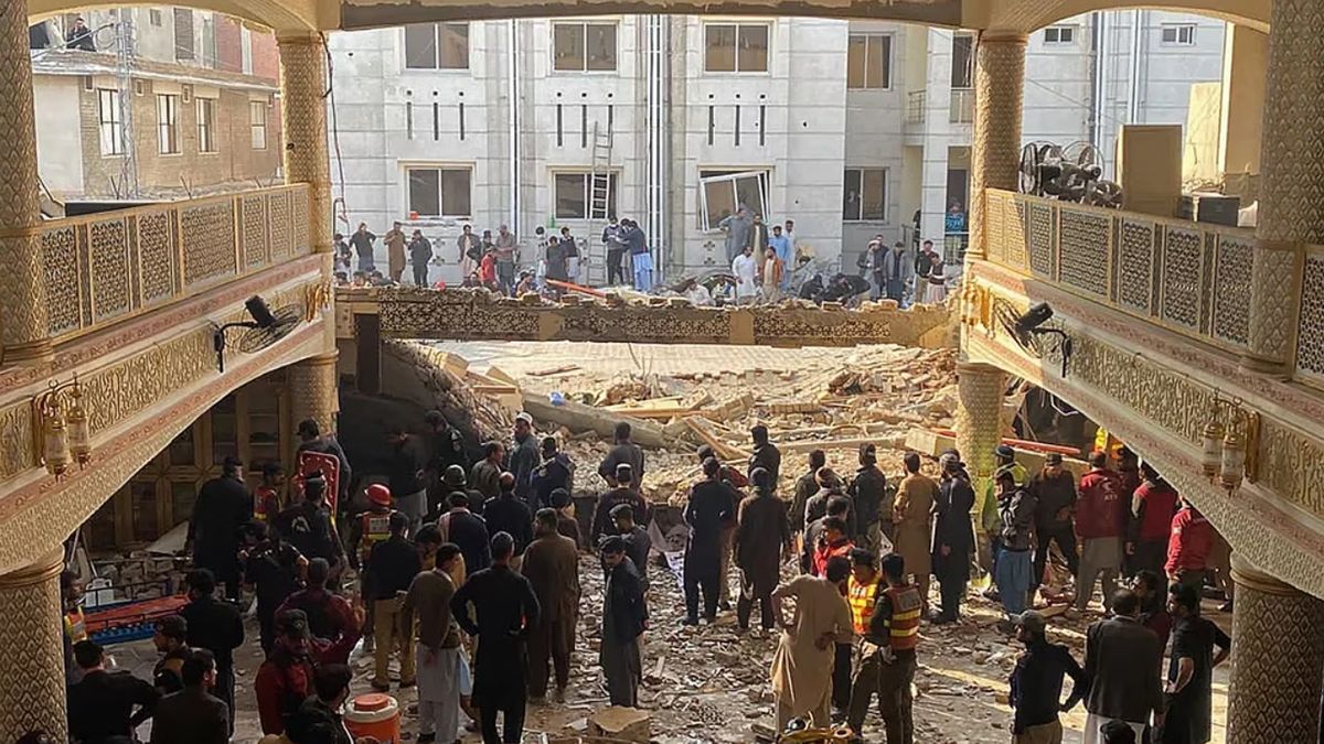 Las impactantes imágenes del ataque a una mezquita de Pakistán.