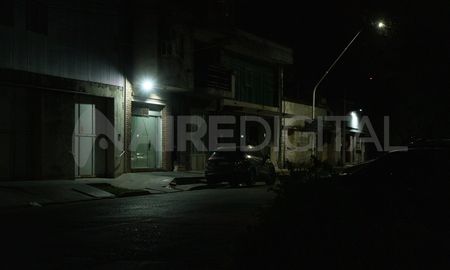 Un peligro: las 40 manzanas de barrio Roma, en el oeste de la ciudad de Santa Fe, están casi a oscuras. Un peligro: las 40 manzanas de barrio Roma, en el oeste de la ciudad de Santa Fe, están casi a oscuras.