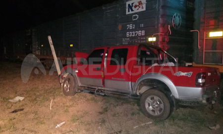 Impactante accidente en Arrufó: un tren embistió una camioneta Impactante accidente en Arrufó: un tren embistió una camioneta