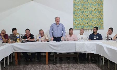 Felipe Michlig estuvo presente en el sorteo del fixture de lo que será la tercera edición de la Copa Departamento San Cristóbal de Fútbol. Felipe Michlig estuvo presente en el sorteo del fixture de lo que será la tercera edición de la Copa Departamento San Cristóbal de Fútbol.