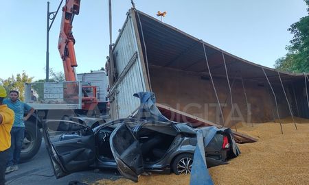 El camión que trasladaba granos volcó y aplastó a un auto en el que se trasladaba una familia. El camión que trasladaba granos volcó y aplastó a un auto en el que se trasladaba una familia.