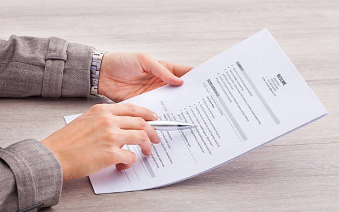 Una librería imprime currículums gratis para quienes busquen trabajo