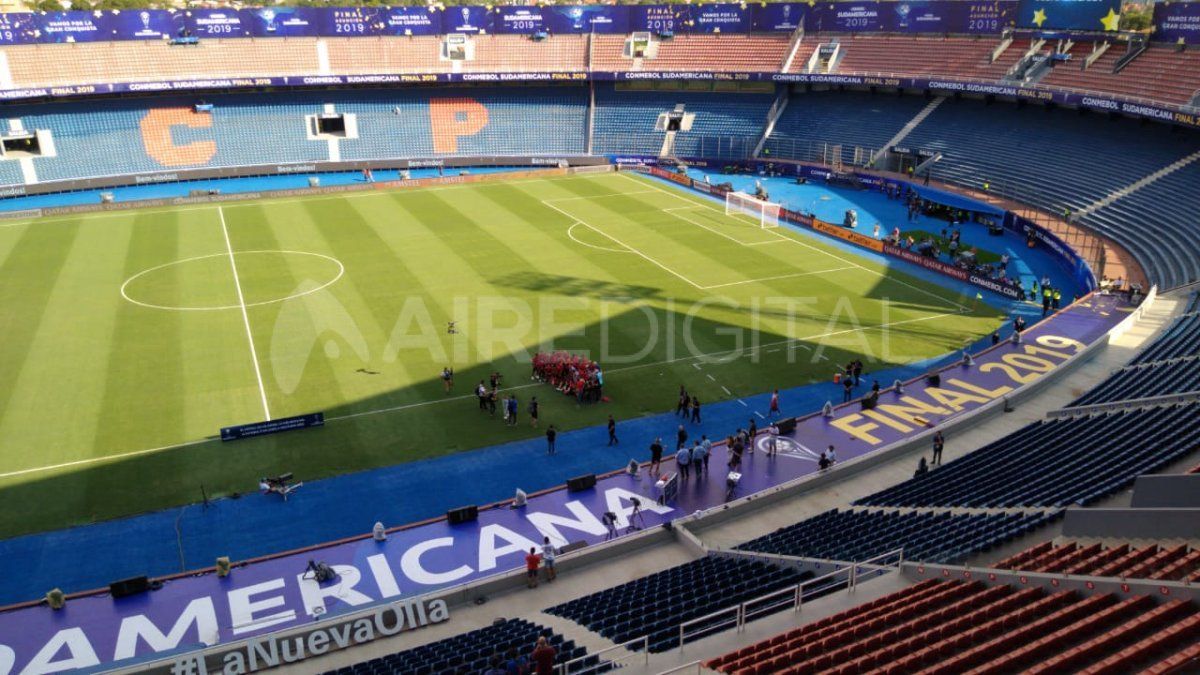 Col&oacute;n realiz&oacute; el reconocimiento del campo de juego en el estadio La Nueva Olla