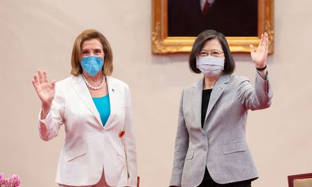 La presidenta de la Cámara de Representantes de EE.UU., Nancy Pelosi, a la izquierda, asiste a una reunión con la presidenta de Taiwán, Tsai Ing-wen, a la derecha, en la oficina presidencial en Taipei, Taiwán, el 3 de agosto. La presidenta de la Cámara de Representantes de EE.UU., Nancy Pelosi, a la izquierda, asiste a una reunión con la presidenta de Taiwán, Tsai Ing-wen, a la derecha, en la oficina presidencial en Taipei, Taiwán, el 3 de agosto.