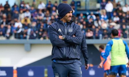 Talleres entrenó bajó la mirada de Carlos Tévez y cientos de hinchas que miraban el trabajo desde las tribunas. Talleres entrenó bajó la mirada de Carlos Tévez y cientos de hinchas que miraban el trabajo desde las tribunas.