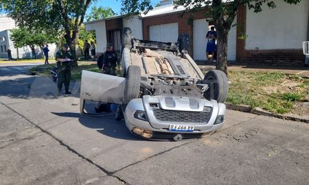Impactante choque y vuelco en barrio Candioti Norte. Impactante choque y vuelco en barrio Candioti Norte.