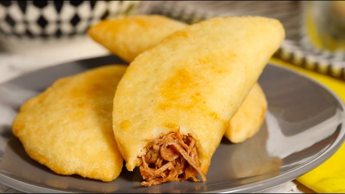 Estas empanadas tienen la particularidad de que contiene porotos negros, plátano frito y queso.
