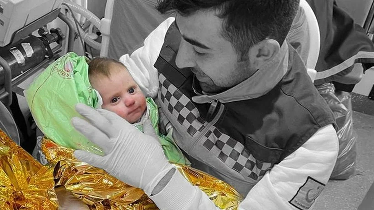 El bebé solo tenía dos meses de vida y se encontraba de bajo de los escombro, fue rescatado y trasladado al hospital más cercano.