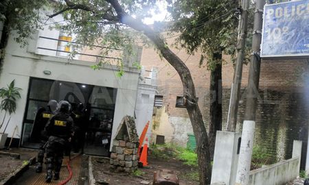Los detenidos de la comisaria 10° de Rosario de la zona norte iniciaron un motín y la policía descubrió que faltaba uno cuando hicieron el recuento. Los detenidos de la comisaria 10° de Rosario de la zona norte iniciaron un motín y la policía descubrió que faltaba uno cuando hicieron el recuento.