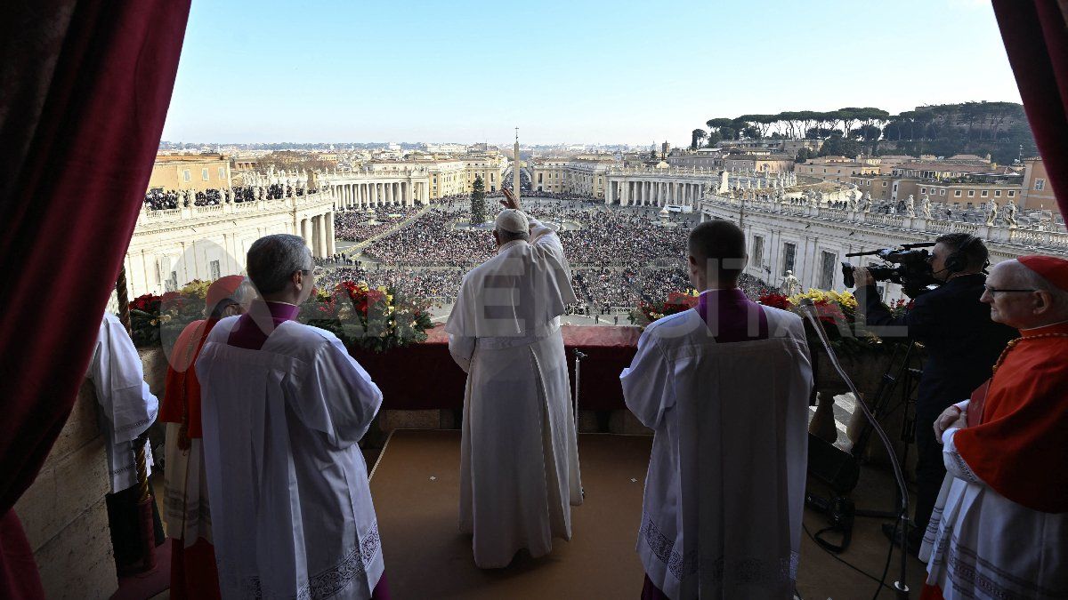 El papa Francisco dio su mensaje de Navidad y dijo que el mundo vive una grave carestía de paz