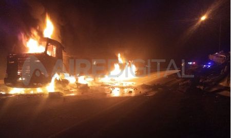 Se incendió un camión luego de chocar contra una trafic sobre la Ruta Nacional N° 11 Se incendió un camión luego de chocar contra una trafic sobre la Ruta Nacional N° 11