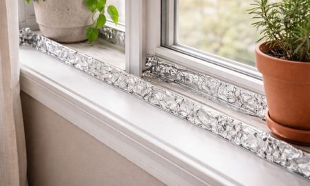 Este sencillo truco con papel aluminio mejora el deslizamiento de las ventanas. Este sencillo truco con papel aluminio mejora el deslizamiento de las ventanas.