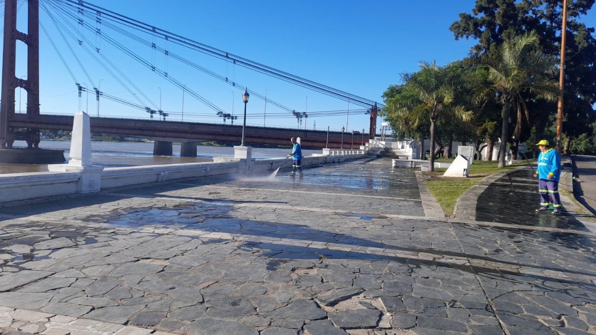 Espacios como la Costanera Oeste, Bulevares y barrio Centro amanecieron libres de basura y limpios. Espacios como la Costanera Oeste, Bulevares y barrio Centro amanecieron libres de basura y limpios.