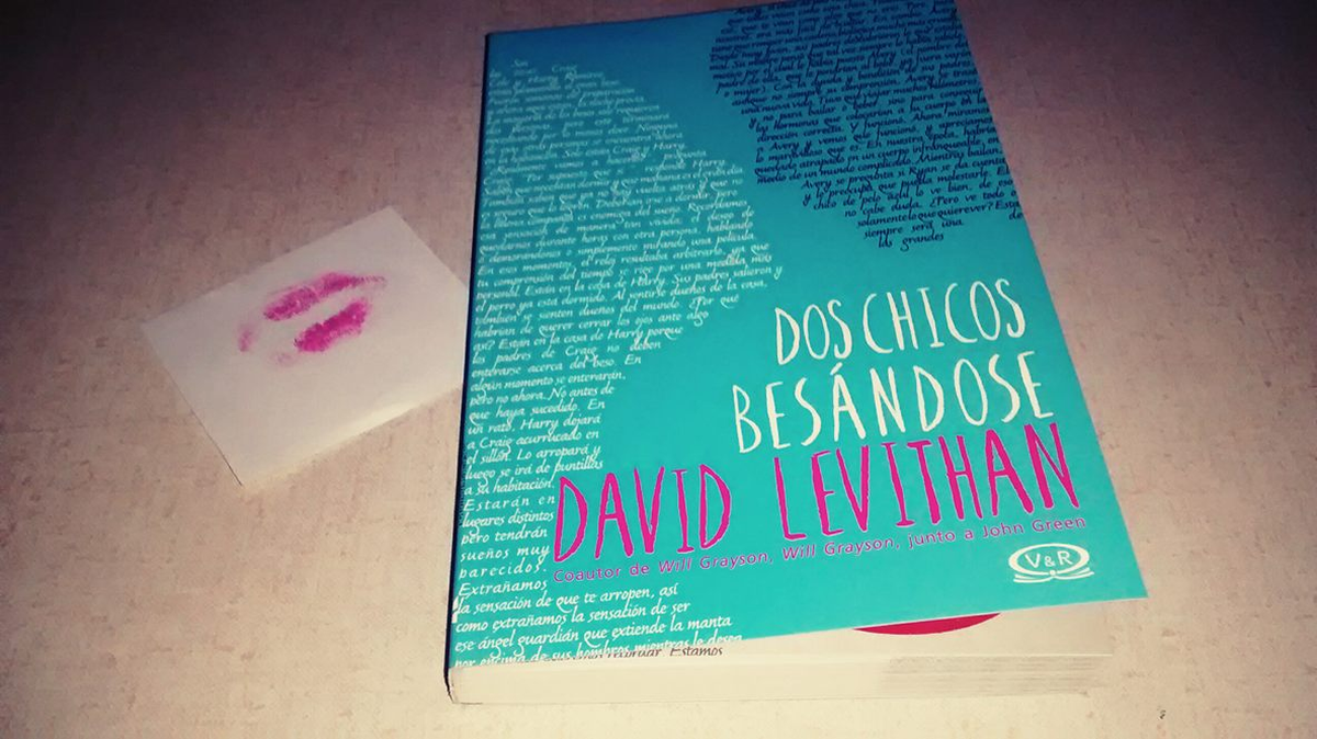 Dos chicos besándose de David Levithan
