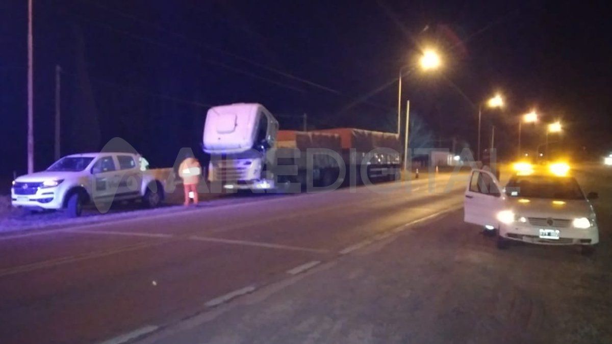 El camión detenido estaba cargado con arena.