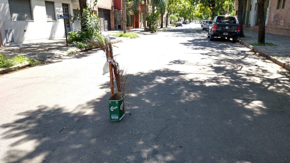En calle San Lorenzo al 1700 un socavón produjo el hundimiento del pavimento. Los vecinos debieron señalizarlo como pudieron.