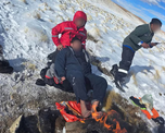 Los operarios permanecieron inicialmente dentro de la camioneta en la que viajaban, pero cuando el vehículo quedó prácticamente sepultado por la nieve decidieron salir, Los operarios permanecieron inicialmente dentro de la camioneta en la que viajaban, pero cuando el vehículo quedó prácticamente sepultado por la nieve decidieron salir,
