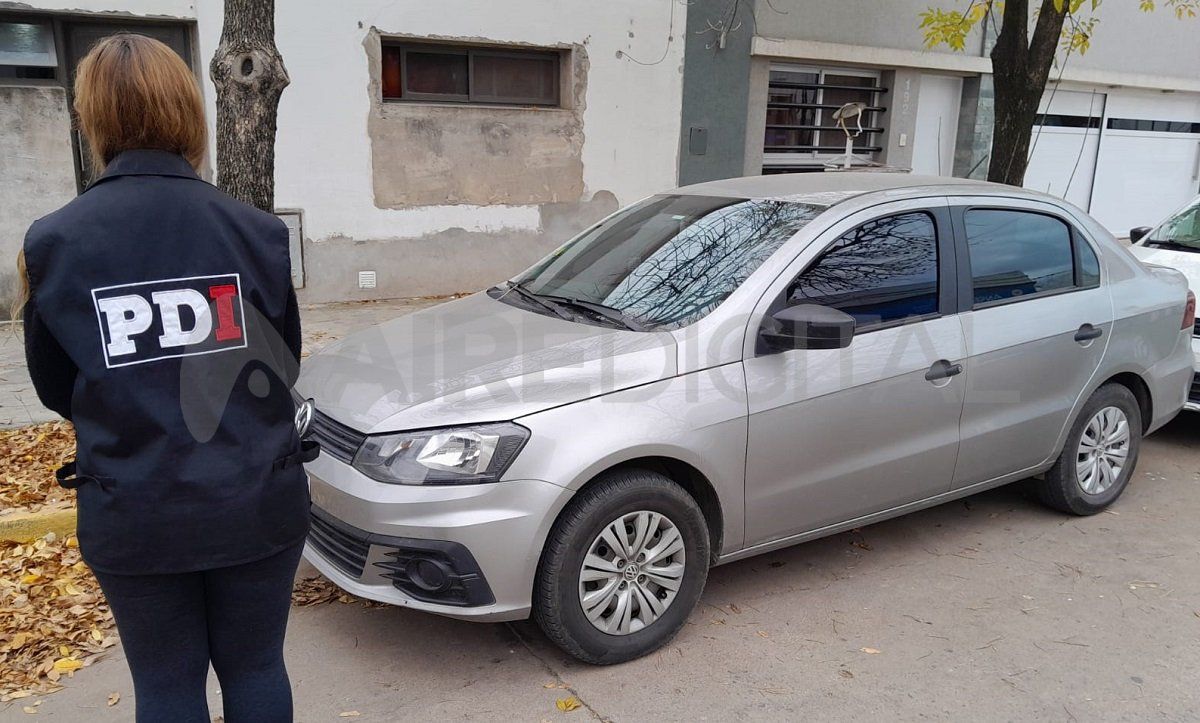 En el procedimiento los investigadores secuestraron un auto. 