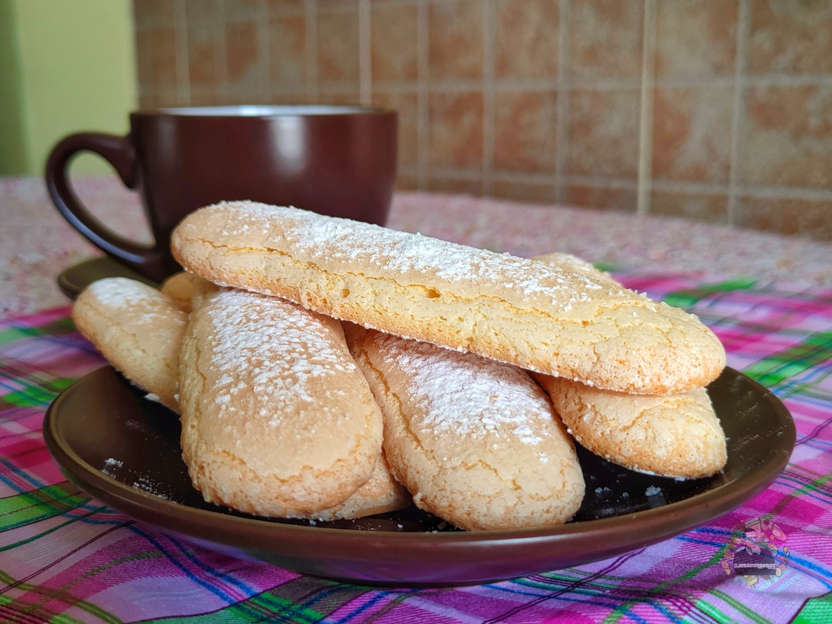 Los bizcochos de soletilla o vainillas son una excelente opción para hacer en casa y usar en tus postres favoritos, gastando poco dinero. Los bizcochos de soletilla o vainillas son una excelente opción para hacer en casa y usar en tus postres favoritos, gastando poco dinero.