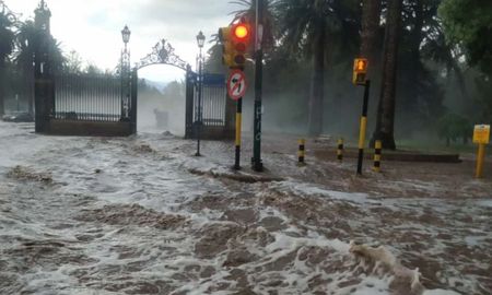 Por su parte, el intendente de Las Heras, Miguel Orozco, dispuso este viernes la emergencia climática, sanitaria, habitacional y social en esa populosa localidad cercana a la capital de Mendoza, que fue la más afectada. Por su parte, el intendente de Las Heras, Miguel Orozco, dispuso este viernes la emergencia climática, sanitaria, habitacional y social en esa populosa localidad cercana a la capital de Mendoza, que fue la más afectada.