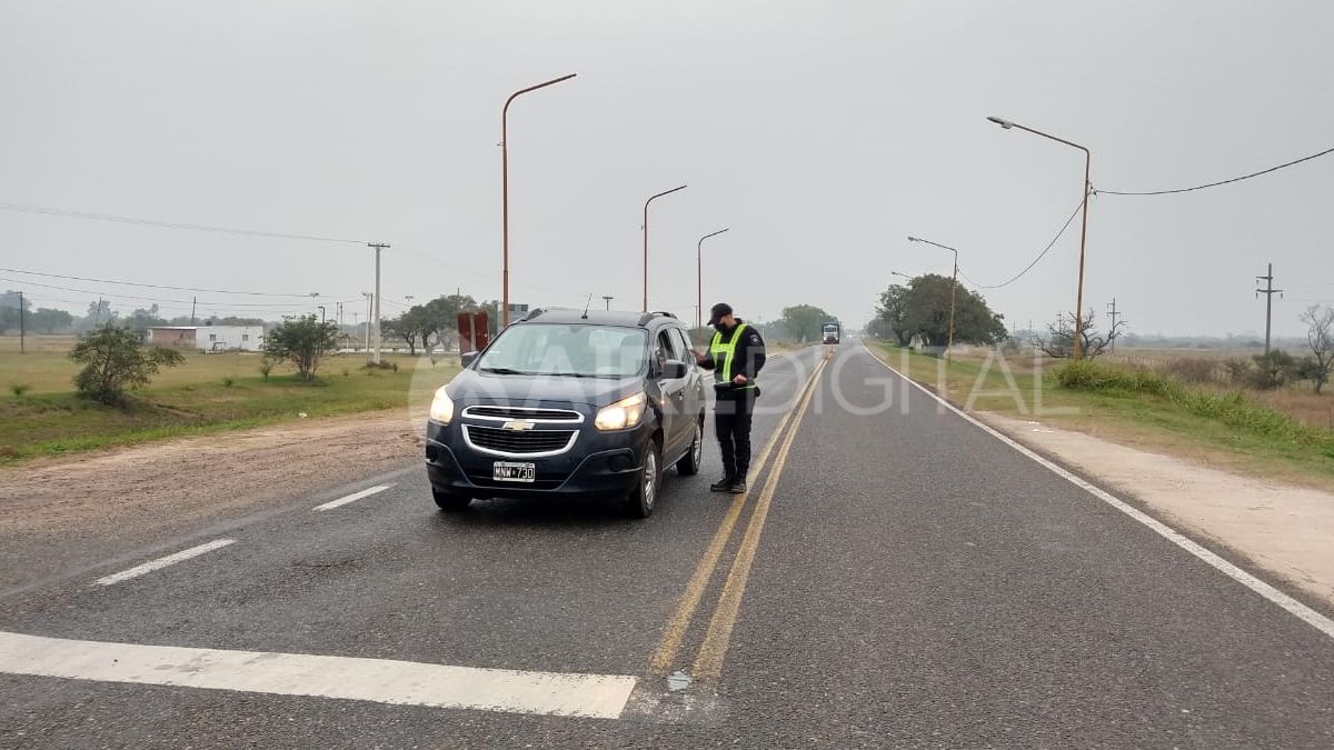 La policía controla que los vehículos no ingresen a Santa Rosa de Calchines tras haber retrocedido a Fase 1 de la cuarentena por un caso positivo de coronavirus.