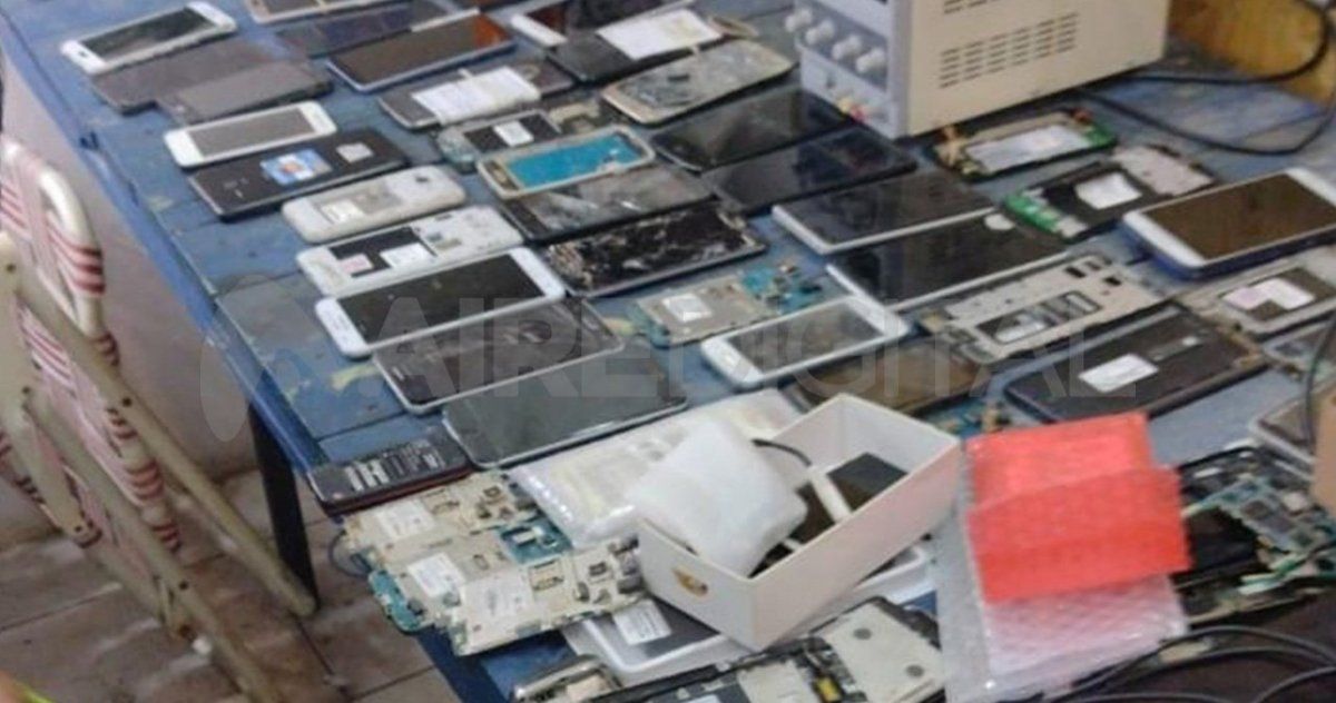 Parte de los teléfonos que fueron secuestrados en los allanamientos. 