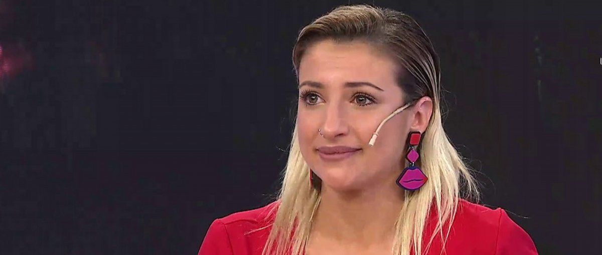 ¡A lo Michael Jackson!  Bianca Iovanetti apareció en TV recién operada y con vendas