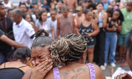 Más de 130 personas han muerto en las últimas 24 horas, entre ellas 126 presuntos delincuentes y 4 policías a raíz de una enorme operación policial, la más grande en la historia de Río de Janeiro. Más de 130 personas han muerto en las últimas 24 horas, entre ellas 126 presuntos delincuentes y 4 policías a raíz de una enorme operación policial, la más grande en la historia de Río de Janeiro.