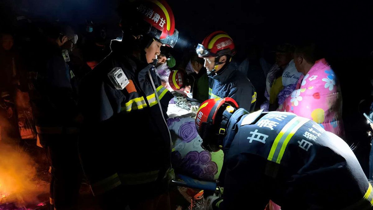 La carrera de ultrafondo, en la que los 172 participantes debían recorrer unos 100 kilómetros a campo traviesa en una zona montañosa por estrechos senderos en altura, fue interrumpida después de que algunos de ellos mostraran "signos de hipotermia y problemas físicos".