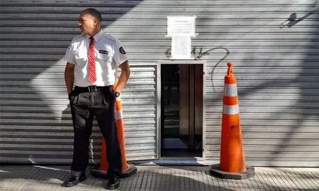 Los trabajadores de América TV no pudieron entrar al canal porque bajaron la persiana en medio de una discusión por paritarias. Los trabajadores de América TV no pudieron entrar al canal porque bajaron la persiana en medio de una discusión por paritarias.