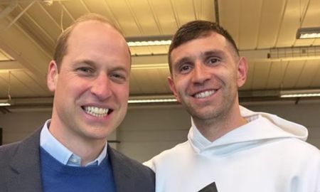 El heredero al trono de Gran Bretaña visitó la práctica del Aston Villa y le pidió una foto al arquero campeón del mundo con la Selección Argentina. El heredero al trono de Gran Bretaña visitó la práctica del Aston Villa y le pidió una foto al arquero campeón del mundo con la Selección Argentina.