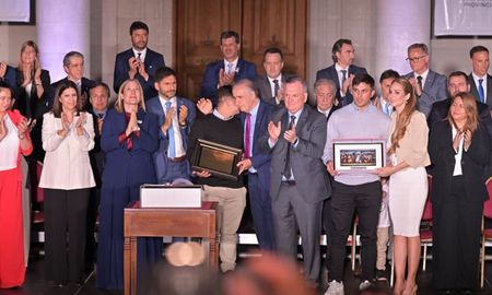 Alejandro y Alexis, hijos de Locomotora Oliveras subieron al escenario de la explanada de la Legislatura a recibir un reconocimiento en honor a su madre. Alejandro y Alexis, hijos de Locomotora Oliveras subieron al escenario de la explanada de la Legislatura a recibir un reconocimiento en honor a su madre.