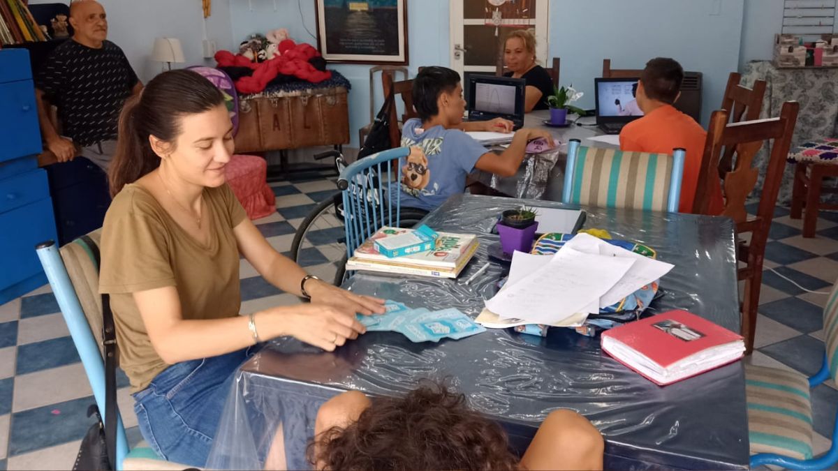 El o la interesada, o sus padres, deben mencionar en qué materia y en qué temas requieren de ayuda, dejan registrada su disponibilidad horaria y en consecuencia se coordina una clase. El o la interesada, o sus padres, deben mencionar en qué materia y en qué temas requieren de ayuda, dejan registrada su disponibilidad horaria y en consecuencia se coordina una clase.