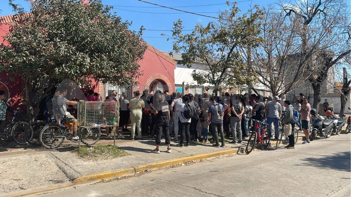 Un grupo de padres se congrega frente a la escuela de Santo Tomé donde habría ocurrido el abuso sexual a un niño por dos alumnos