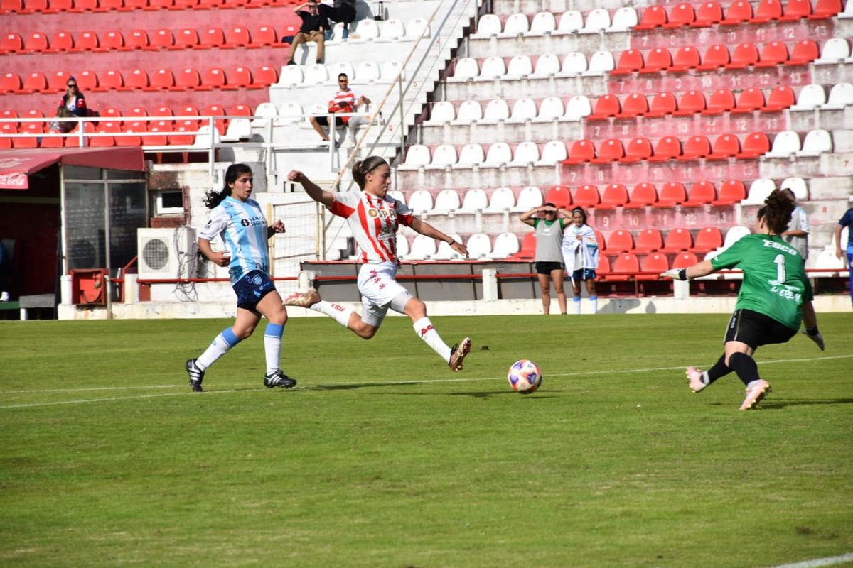 Las Tatengas empataron 2-2 con la Crema en el tiempo reglamentario, pero cayeron 4-3 desde los doce pasos en los cuartos de final de la Primera C. Las Tatengas empataron 2-2 con la Crema en el tiempo reglamentario, pero cayeron 4-3 desde los doce pasos en los cuartos de final de la Primera C.