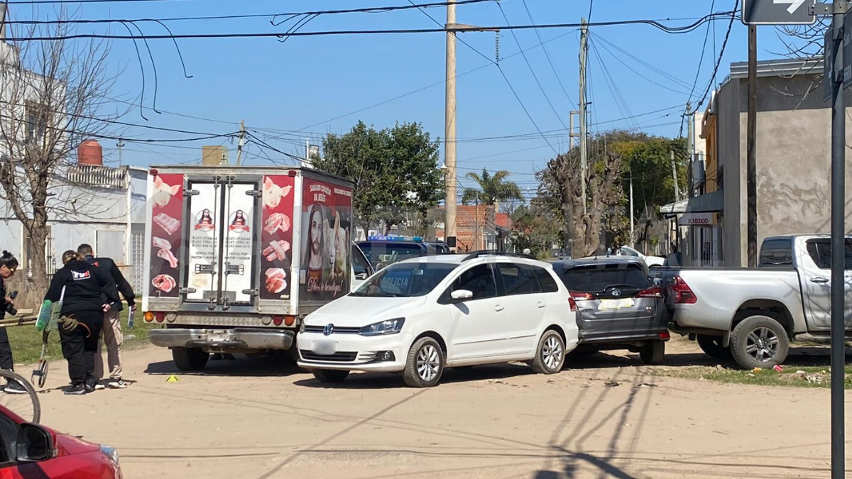 Un camión chocó contra una camioneta en barrio Los Hornos y el impacto implicó a tres vehículos estacionados.