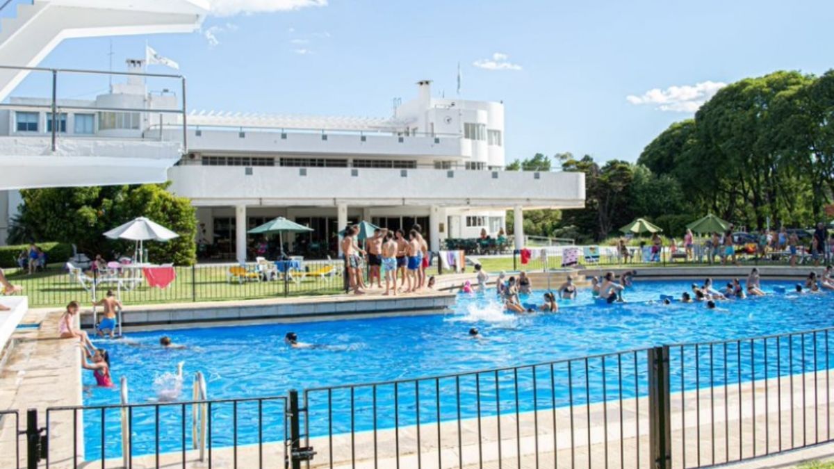 El accidente ocurrió en una pileta que el Jockey Club de Rosario posee en un country ubicado en el barrio de Fisherton. El accidente ocurrió en una pileta que el Jockey Club de Rosario posee en un country ubicado en el barrio de Fisherton.