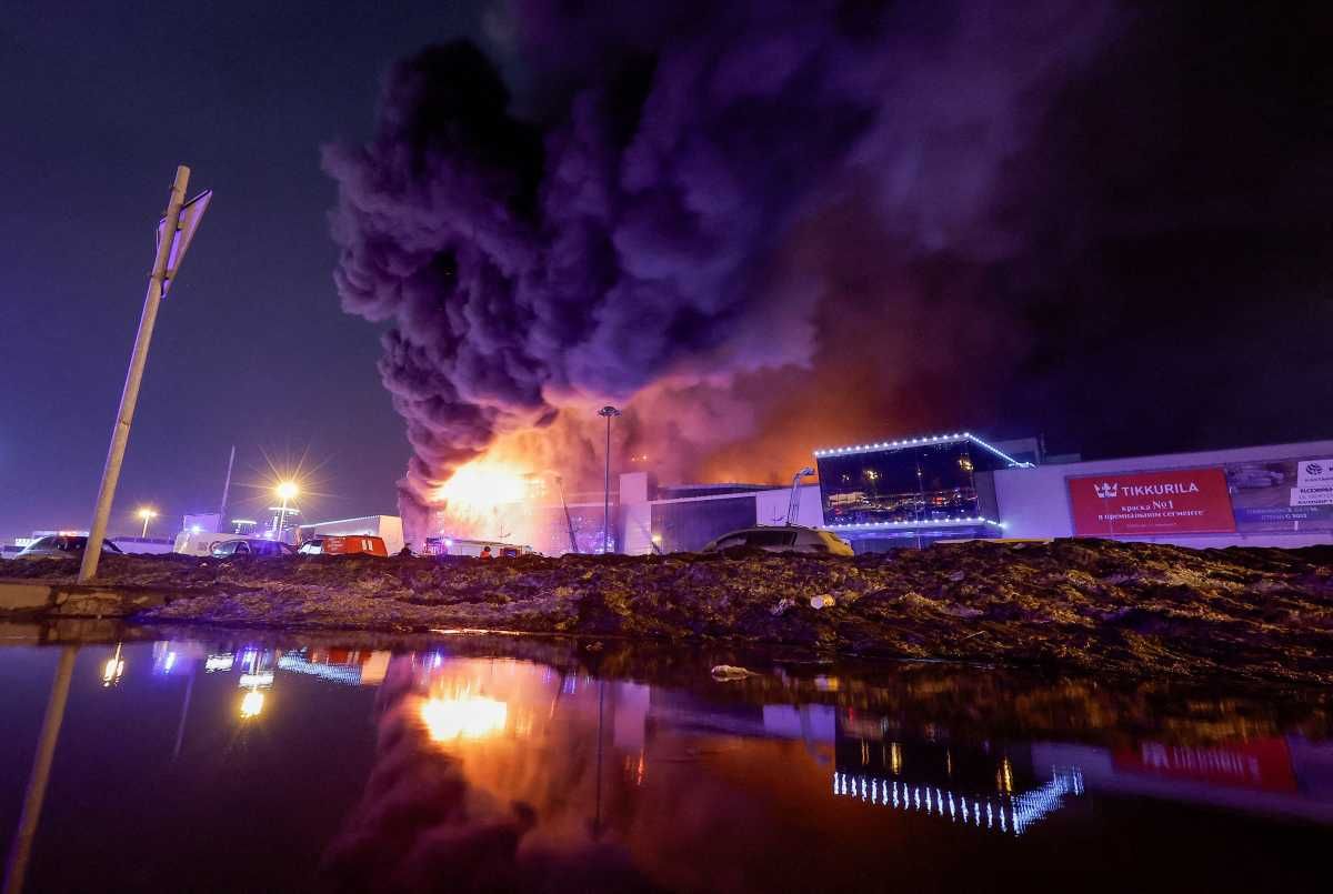 Los rescatistas trabajan para extinguir el incendio en la sala de conciertos Crocus City Hall en llamas luego de un tiroteo Los rescatistas trabajan para extinguir el incendio en la sala de conciertos Crocus City Hall en llamas luego de un tiroteo
