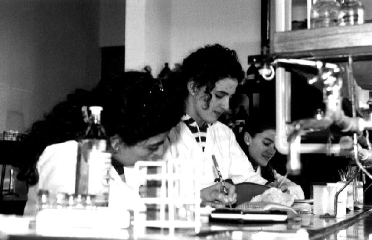 Alumnas de FBCB-UNL en trabajos de laboratorio.